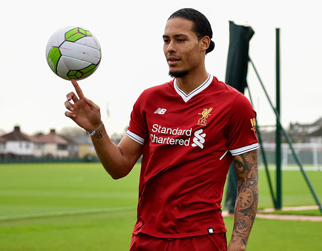 Hậu vệ đắt giá nhất thế giới Van Dijk ra mắt CĐV Liverpool Hậu vệ đắt giá nhất thế giới Van Dijk ra mắt CĐV Liverpool